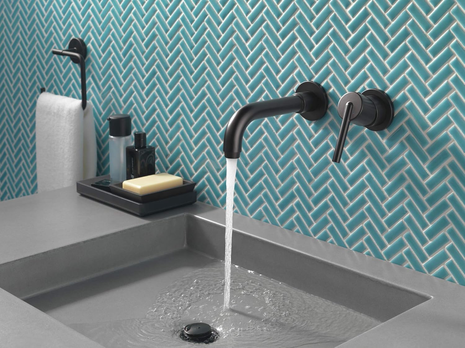 DELTA TRIM MONOMANDO LAVAMANOS PARED TRINSIC NEGRO | Galería Viterra